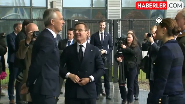 NATO'nun 32. üyesi olan İsveç'in bayrağı genel merkeze asıldı