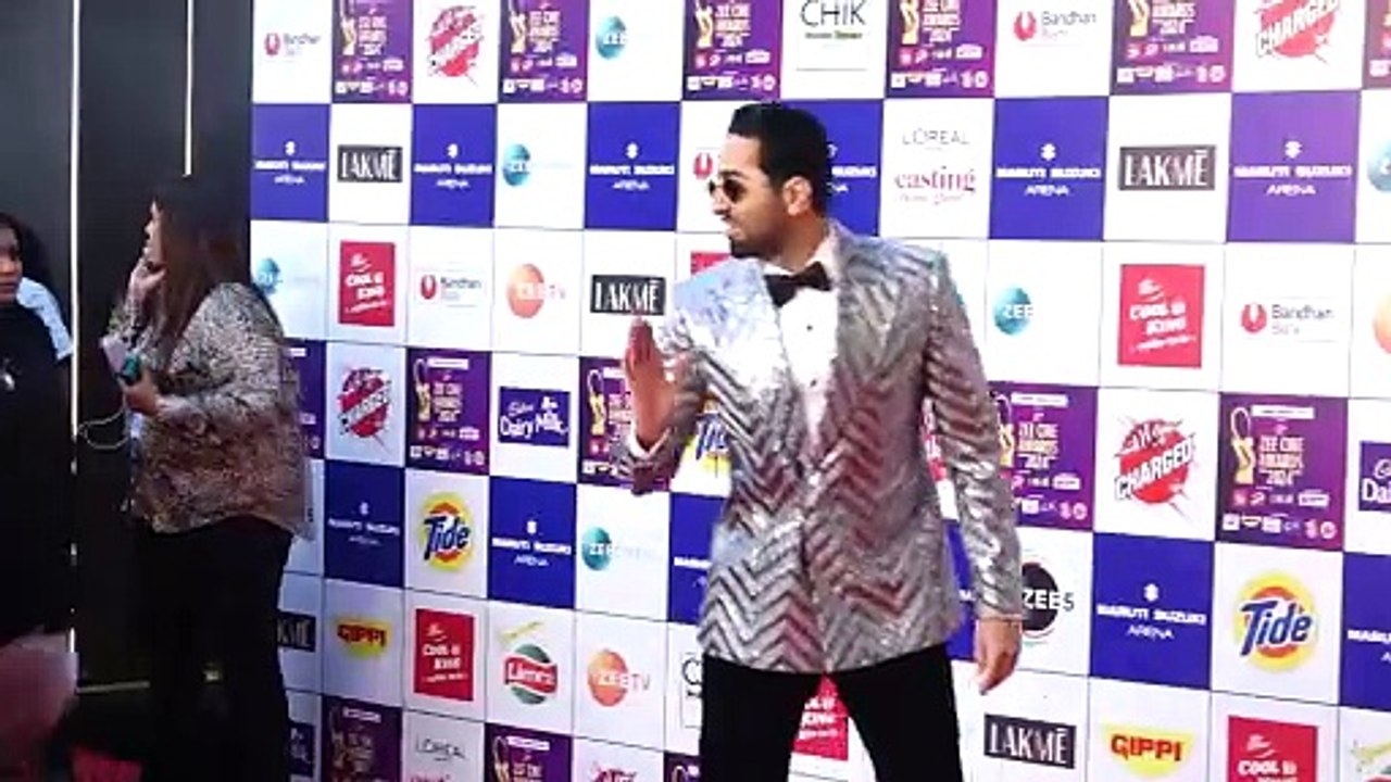 Shah Rukh Khan looks dapper in all-black suit as he attends Zee Cine Awards 2024