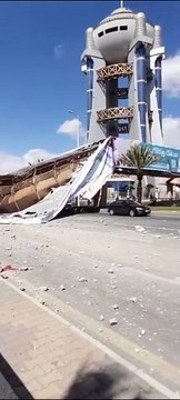 بالفيديو.. شاحنة تُسقط جسر مشاة أرضاً بخميس مشيط