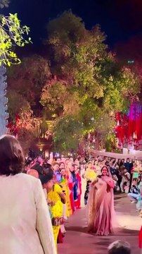 والدة أنانت أمباني تخطف الأنظار بإطلالتها