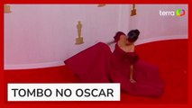 Oscar 2024: atriz Liza Koshy se desequilibra e cai no tapete vermelho