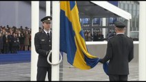 La bandiera della Svezia issata nel quartier generale della Nato