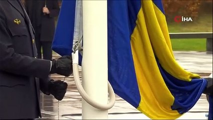 NATO'nun 32. üyesi İsveç'in bayrağı Türk bayrağının yanında göndere çekildi!