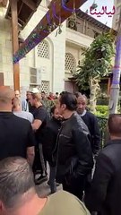 انهيار دينا رامز في جنازة والدتها وشافكي المنيري تطالب بعدم التصوير وطارق علام يساند زوجته