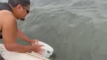 Fishing aficionado doesn't let go of big fish despite having no net