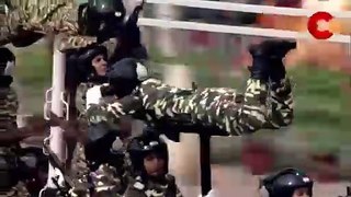 Un défilé militaire indien acrobatique