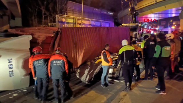Bakırköy'de üst geçide çarpan TIR otomobilin üzerine devrildi: 4 ölü