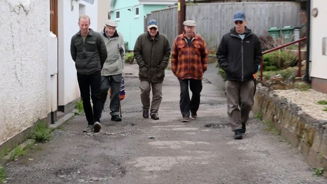 Angleterre : des personnes âgées sommées de réparer les 21 nids-de-poule de leur rue