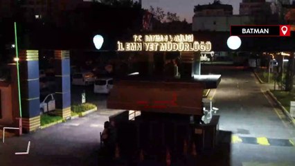 Batman'da polisten kaçan zanlı çatıya çıkıp uyuşturucuyu karşı binaya attı