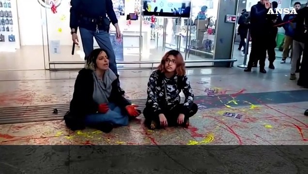 Roma, blitz alla stazione Termini delle femministe di Bruciamo tutto