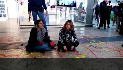 Roma, blitz alla stazione Termini delle femministe di "Bruciamo tutto"