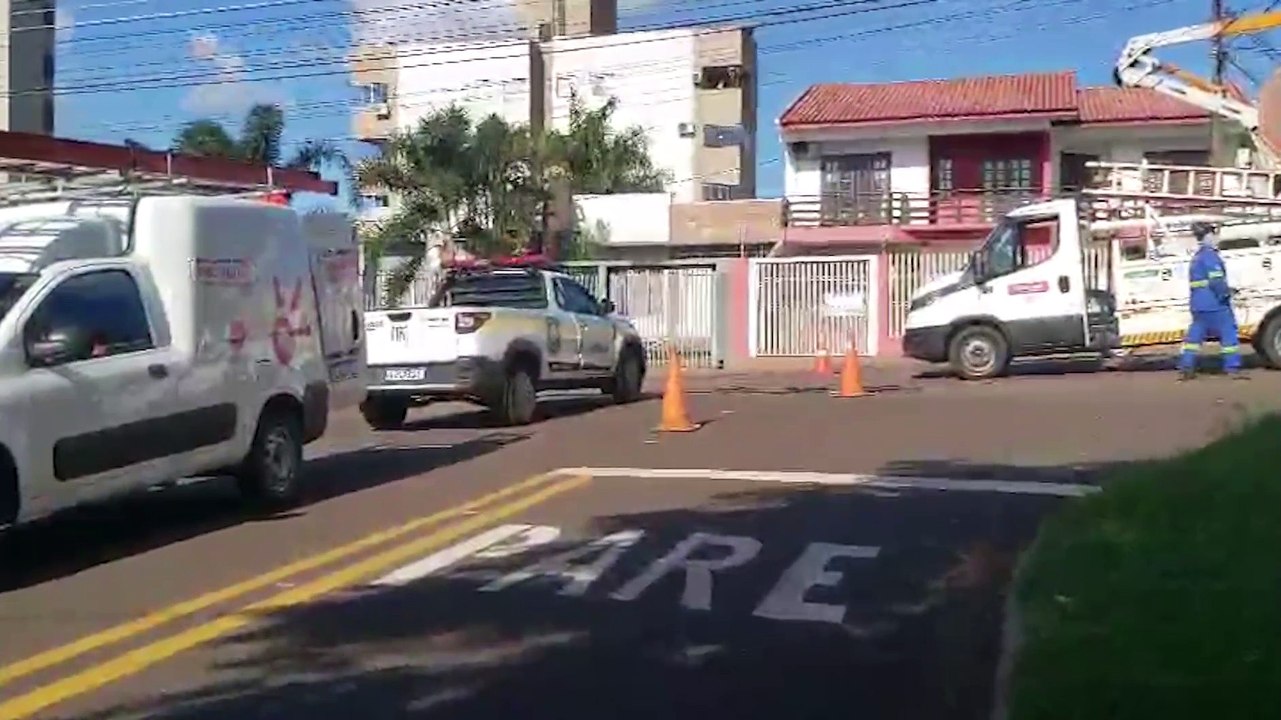 Caminhão arranca fios de postes e deixa usuários sem sinal de Internet