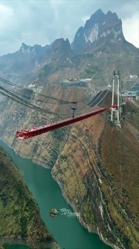 Un pont en construction dans les montagnes de Chine sera détenteur de deux records Huajiang, dans la province du Guizhou, s'élèvera à 625 m au-dessus de la rivière Beipan – plus haut qu'un bâtiment de 200 étages – et aura une longueur totale de 2 890 m.