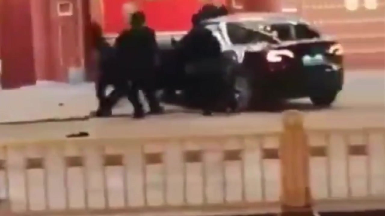 中 '양회' 폐막 직전 시진핑 관저 출입문 향해 차량 돌진 / YTN