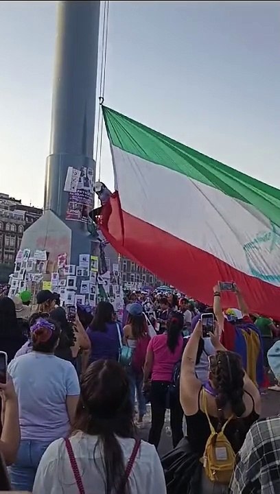 8M: mujeres colocan bandera con los colores de México en el asta bandera del Zócalo de la Ciudad de México