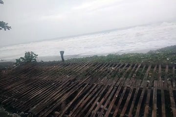 Ombak Besar Terjang Pantai Pelabuhanratu