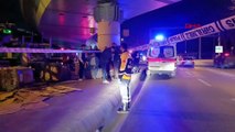 Bakırköy'de üst geçide çarpan TIR otomobilin üzerine devrildi: 4 ölü