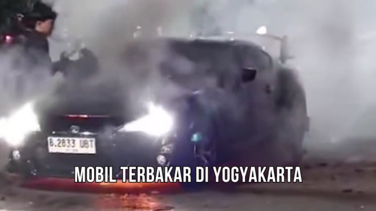 Sebuah Mobil Terbakar di Ring Road Barat Yogyakarta