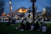 Sultanahmet Meydanı'nda ramazanın ilk iftarı yapıldı