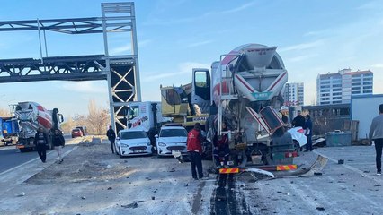 Freni boşalan beton mikseri park halindeki otomobillere çarptı; kaza anı kamerada