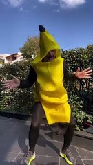 Θάνος Κιούσης: Ντύθηκε μπανάνα & πήρε τον γιο του από το σχολείο