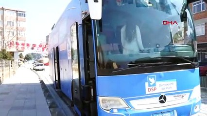 Başkan adayı Sarıkurt, seçim otobüsünü hem kullandı hem de anons yaptı