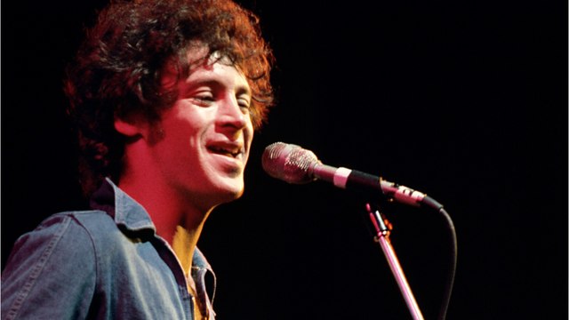 VOICI - Mort d’Eric Carmen : le chanteur du tube All by myself , repris par Céline Dion, s’est éteint à 74 ans