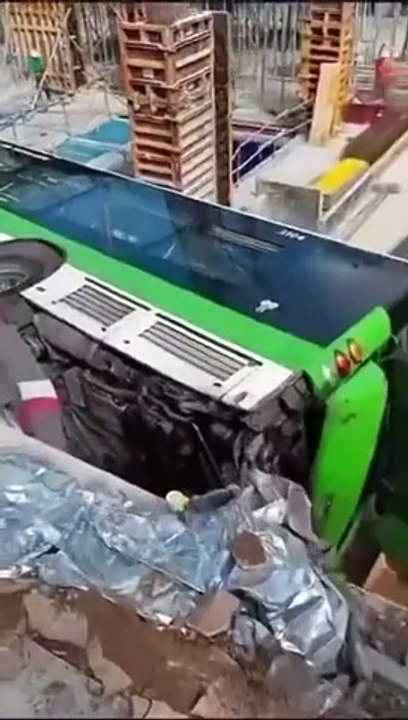 autocarro cai em obra