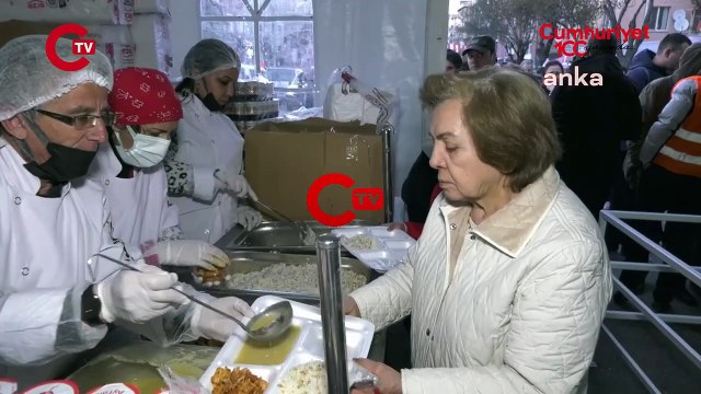 Ankara'da Ramazan ayının ilk gününde iftar çadırlarının önünde uzun kuyruklar oluştu