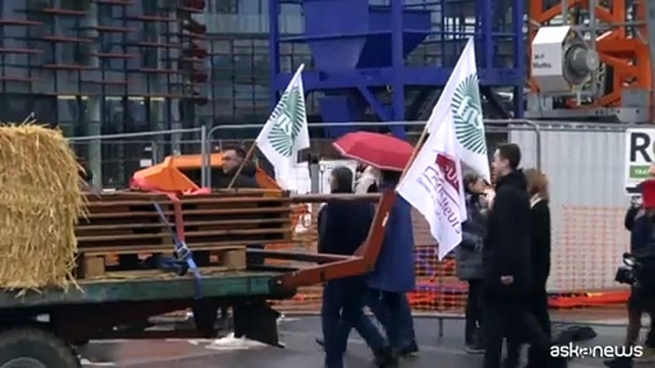 Nuova protesta degli agricolori davanti al Parl...