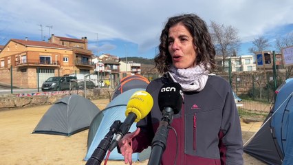 Tretze anys en barracons: les famílies dormen a l'Institut de Navàs per exigir un nou edifici