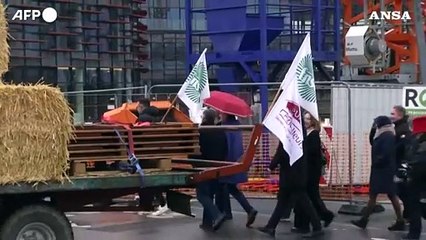 下载视频: Protesta degli agricoltori a Strasburgo, balle di fieno davanti al Parlamento europeo