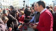 Reparten fresas gratis en la Puerta del Sol para potenciar su consumo tras la alerta sanitaria de las que procedían de Marruecos