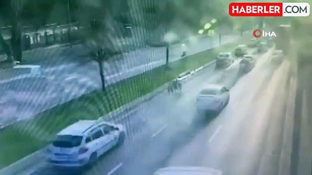 Bakırköy'de TIR'ın üst geçide çarpması sonucu 4 kişinin hayatını kaybettiği kazanın görüntüleri yayınlandı