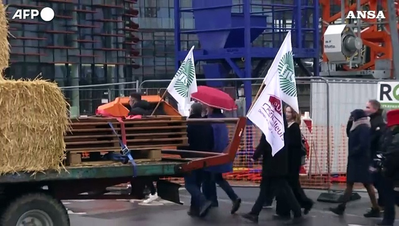 Protesta degli agricoltori a Strasburgo, balle...