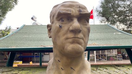 Download Video: Atatürk büstüne baltalı saldırı