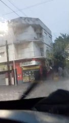 Un vecino de Lanús se puso a nadar en medio del feroz temporal