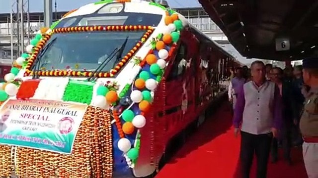 Video: प्रयागराज से लखनऊ के लिए पहली बार ढोल नगाड़ों के साथ रवाना हुई वंदे भारत ट्रेन