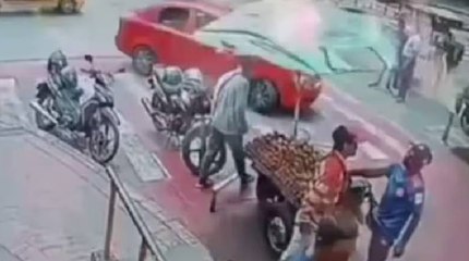 Video: vendedor ambulante fue asesinado por golpear accidentalmente una moto