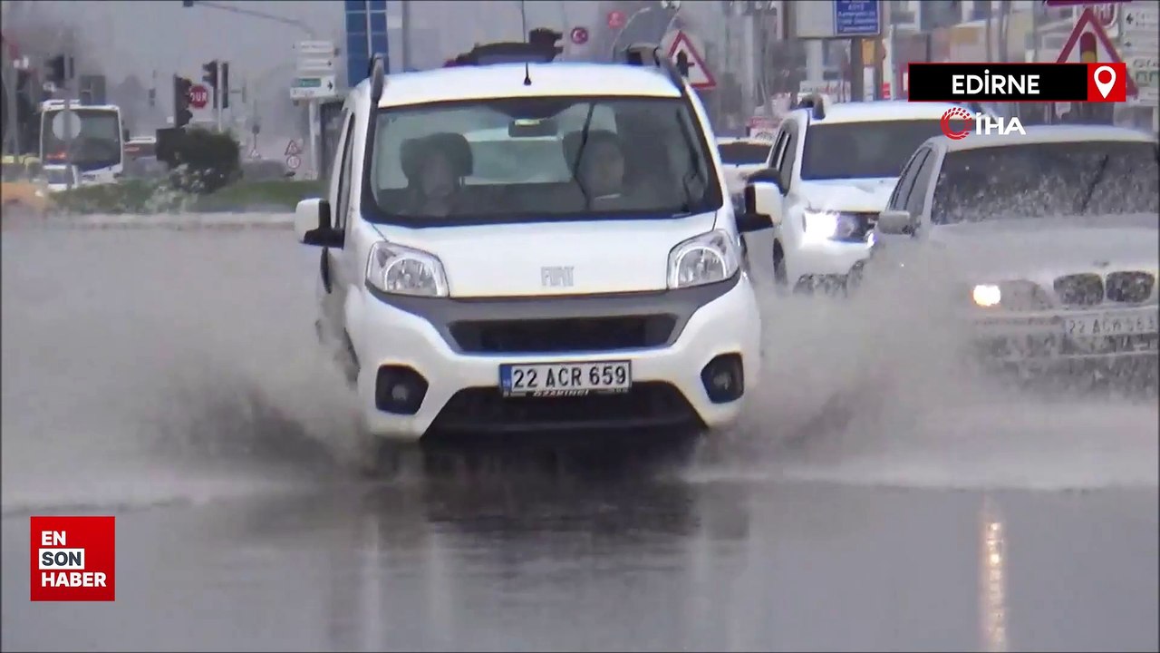 Edirne’de sağanak yağış: Caddeler göle döndü