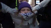 Greta Thunberg e outros ativistas climáticos removidos à força da entrada do Parlamento sueco