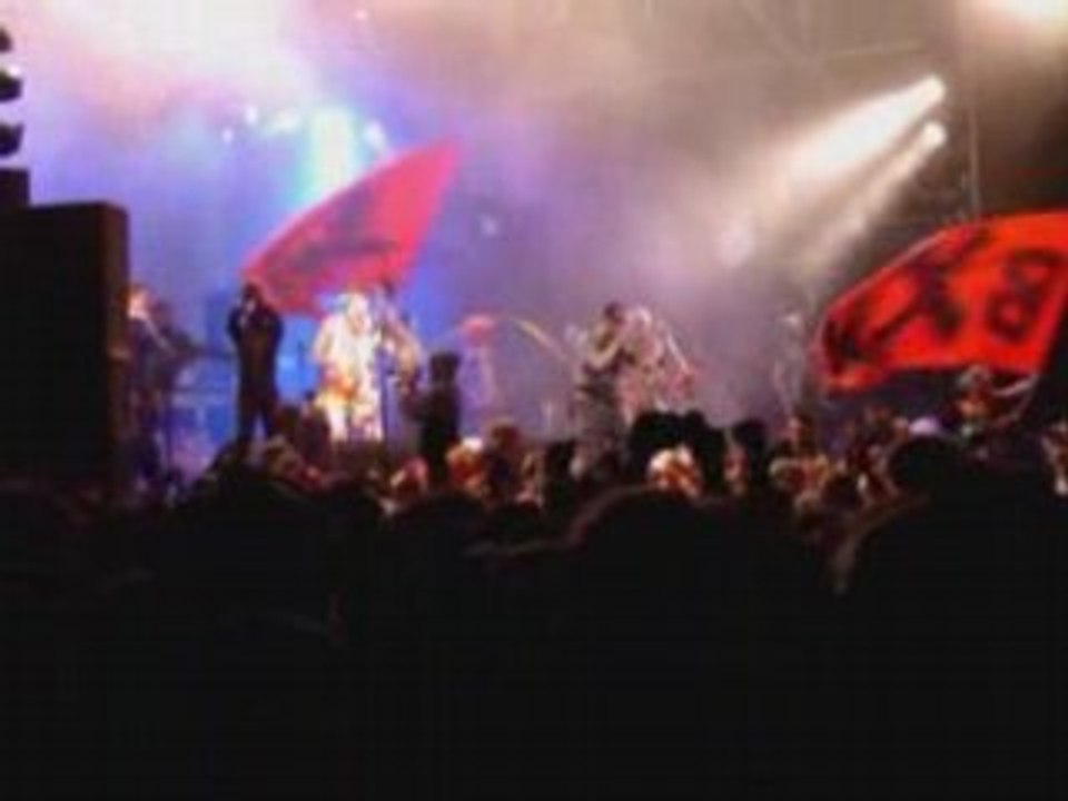 Dour_2004_-_salut_à_toi