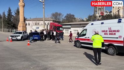 Otomobiller kavşakta çarpıştı: 3 yaralı