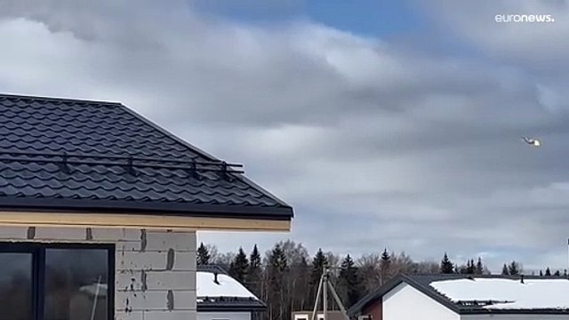 شاهد: لحظة تحطم طائرة عسكرية روسية وعلى متنها 15 شخصاً