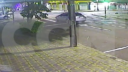 Câmera flagra colisão entre Omega e Sandero no Centro