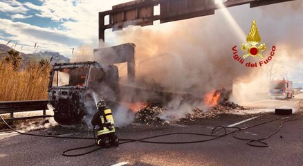 Camion di generi alimentari a fuoco su raccordo autostradale Ascoli Mare (12.03.24)
