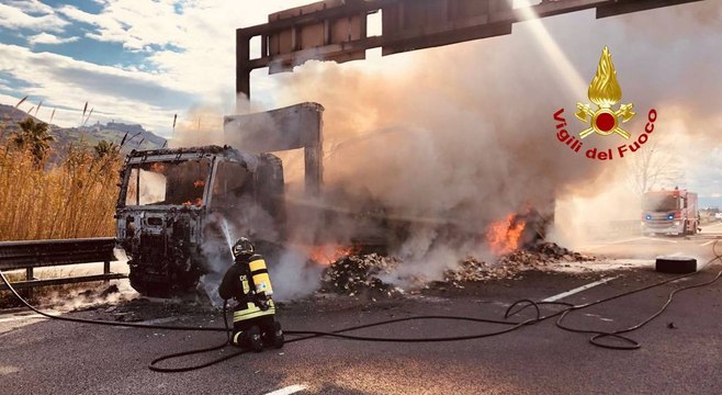 Camion di generi alimentari a fuoco su raccordo autostradale Ascoli Mare (12.03.24)