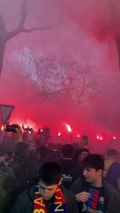 Tải video: La hinchada del Barça calienta motores antes de recibir al Nápoles / CULEMANÍA