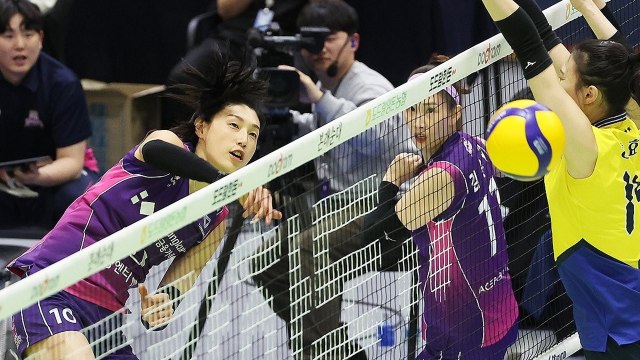 '김연경 16점' 흥국생명, 선두 현대건설 3대 0 완파 / YTN