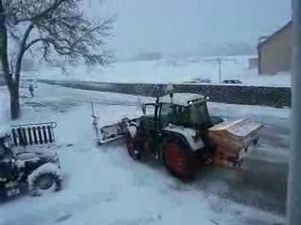 Un tracteur qui déneige